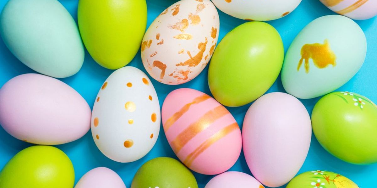Színes húsvéti tojások kék háttéren