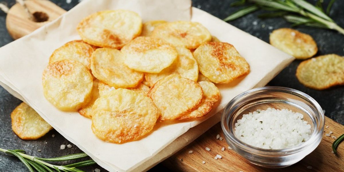 Házi készítésű burgonya chips tengeri sóval és fűszernövényekkel 