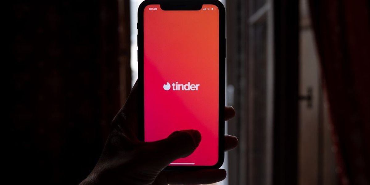 A Tinder applikációja megnyitva egy telefonon