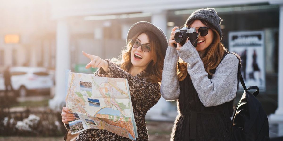 Két turista nő térképet néz és kirándul