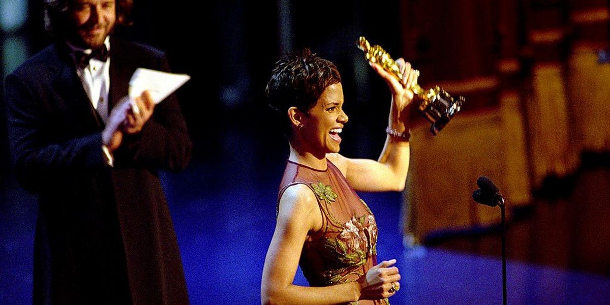 Halle Berry átveszi a legjobb női főszereplőnek járó Oscar-díjat