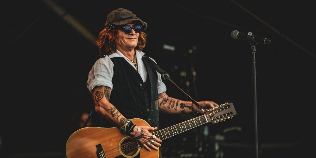 Johnny Depp gitározik a színpadon