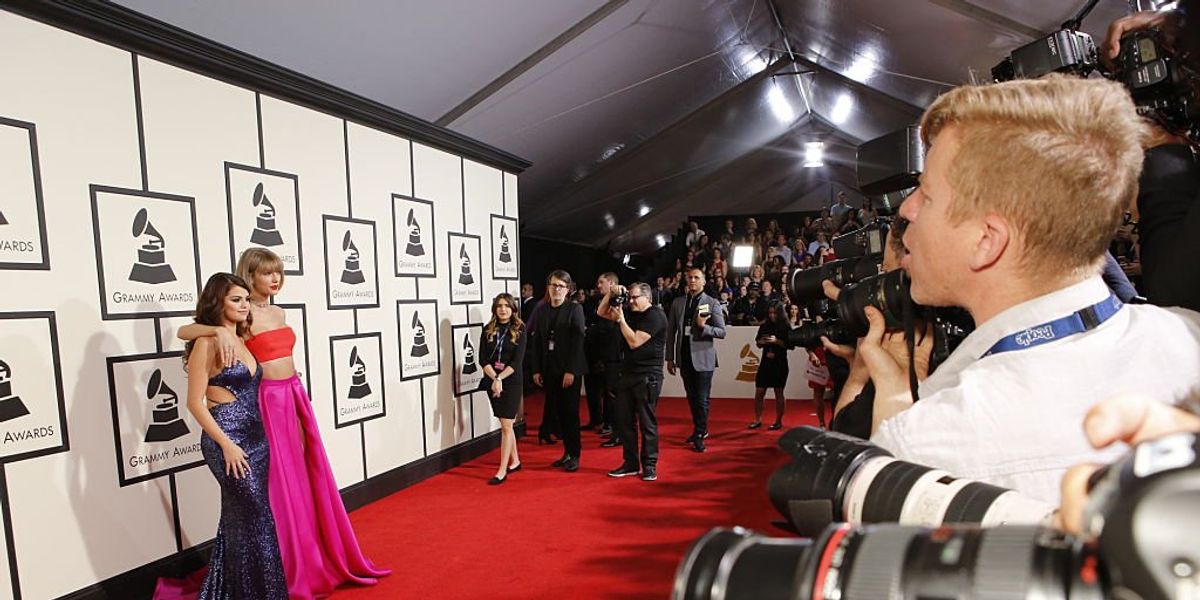 Selena Gomez és Taylow Swift a vörös szőnyegen áll, fotósok fotózzák őket
