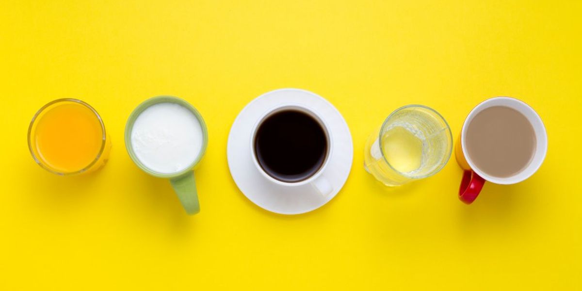 Különböző italok: narancslé, tej, fekete kávé, víz, kakaó, sárga háttéren
