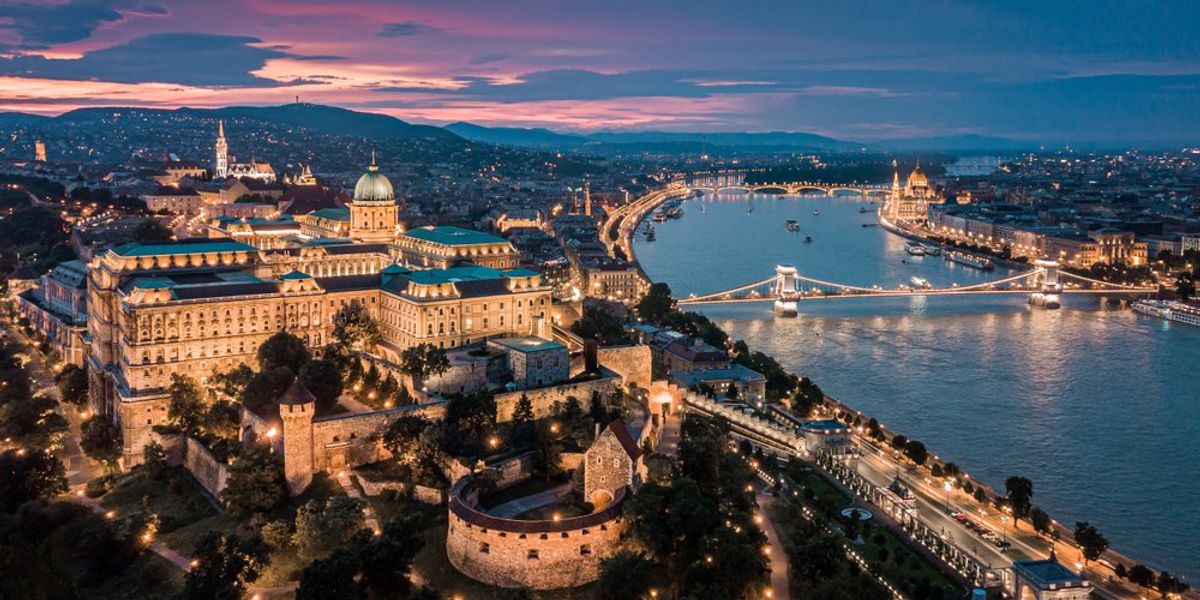 Budapest városképe esti fényekkel