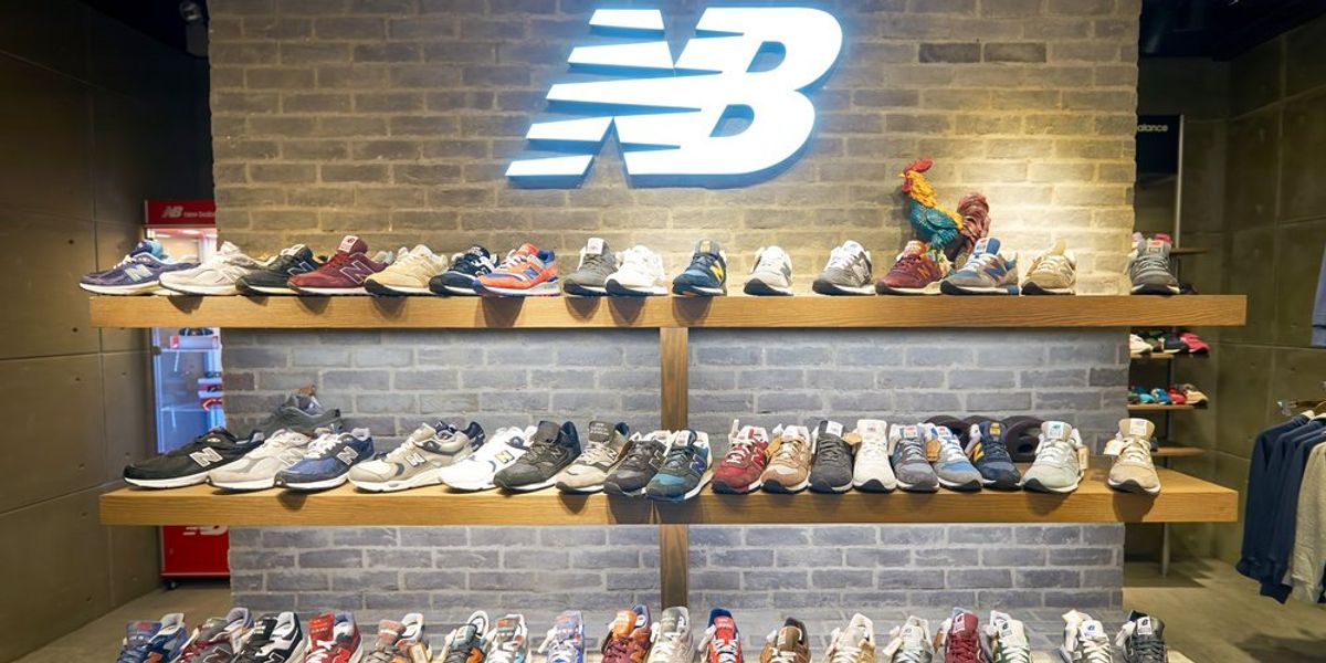 New Balance cipők polcon sorakoztatva