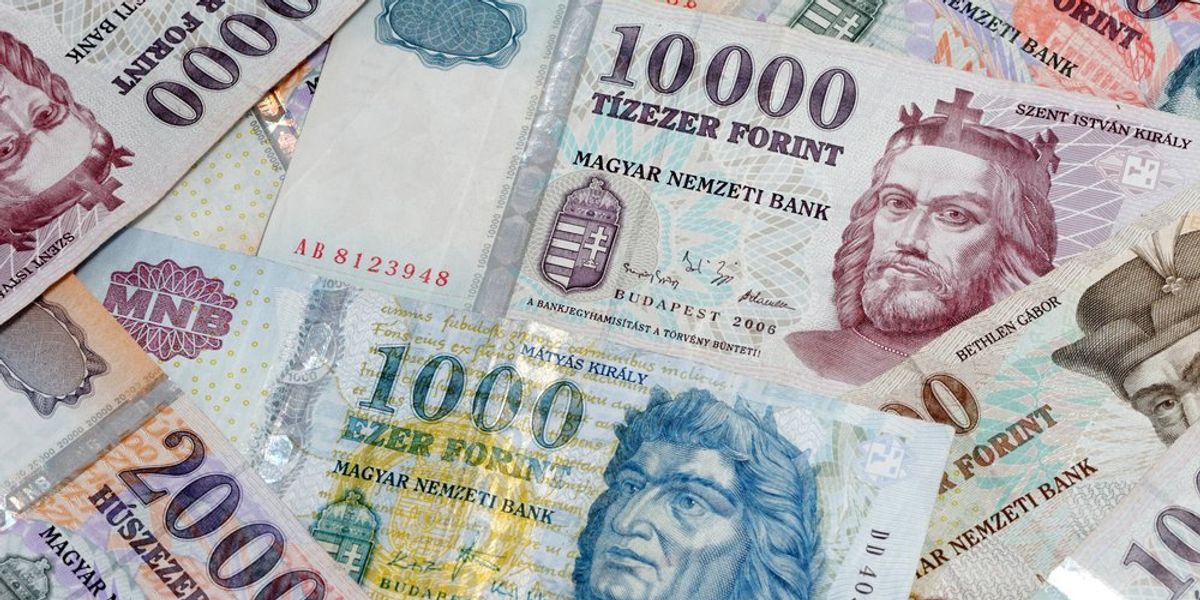 Különböző címletű magyar bankjegyek