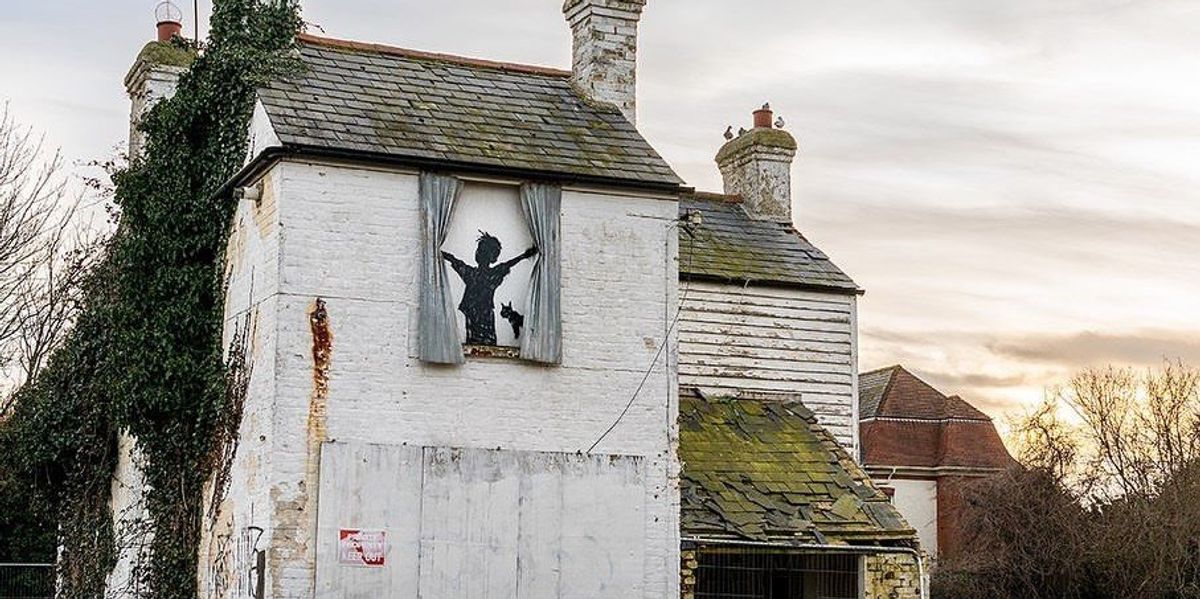 Egy parasztház Banksy egyik képével ellátva
