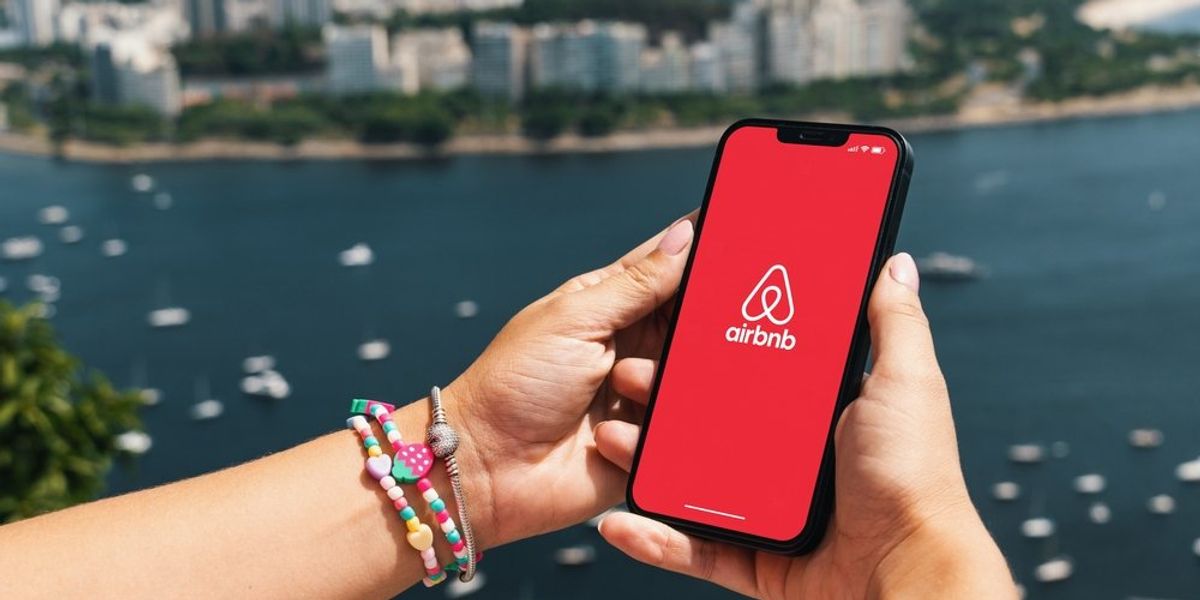 Airbnb applikáció telefonon a háttérben tenger