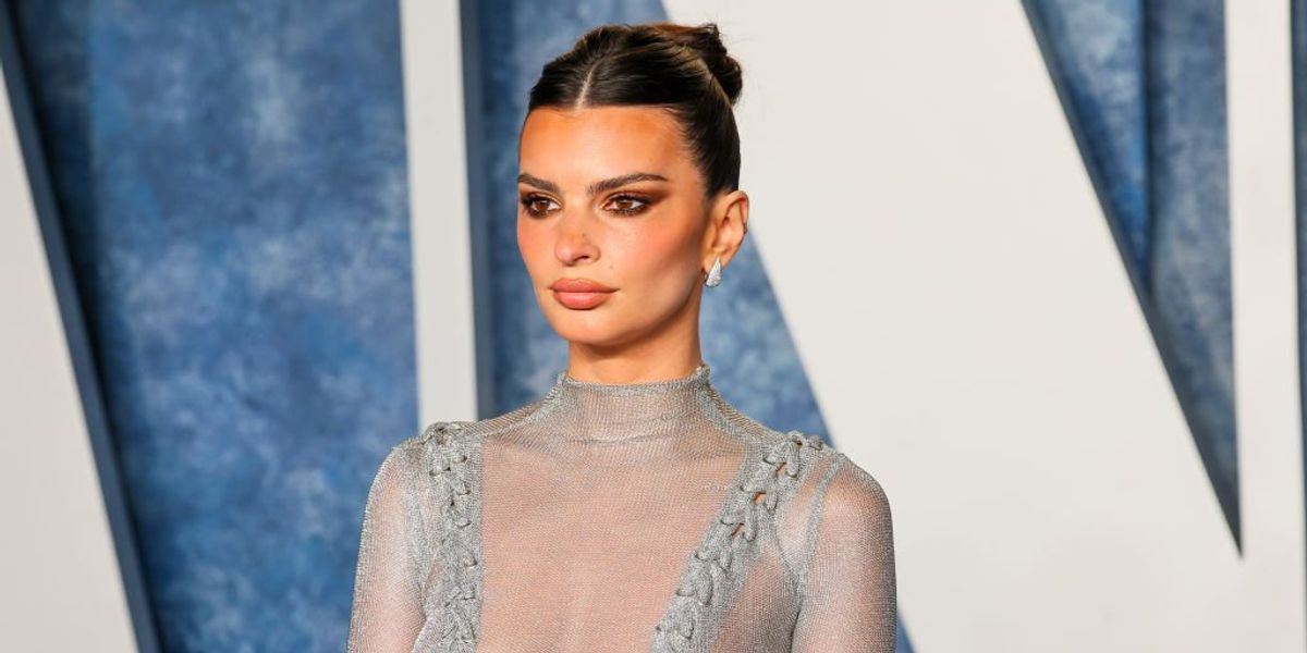 Emily Ratajkowski áttetsző ruhában áll a 2023-as Oscar-díjátadón
