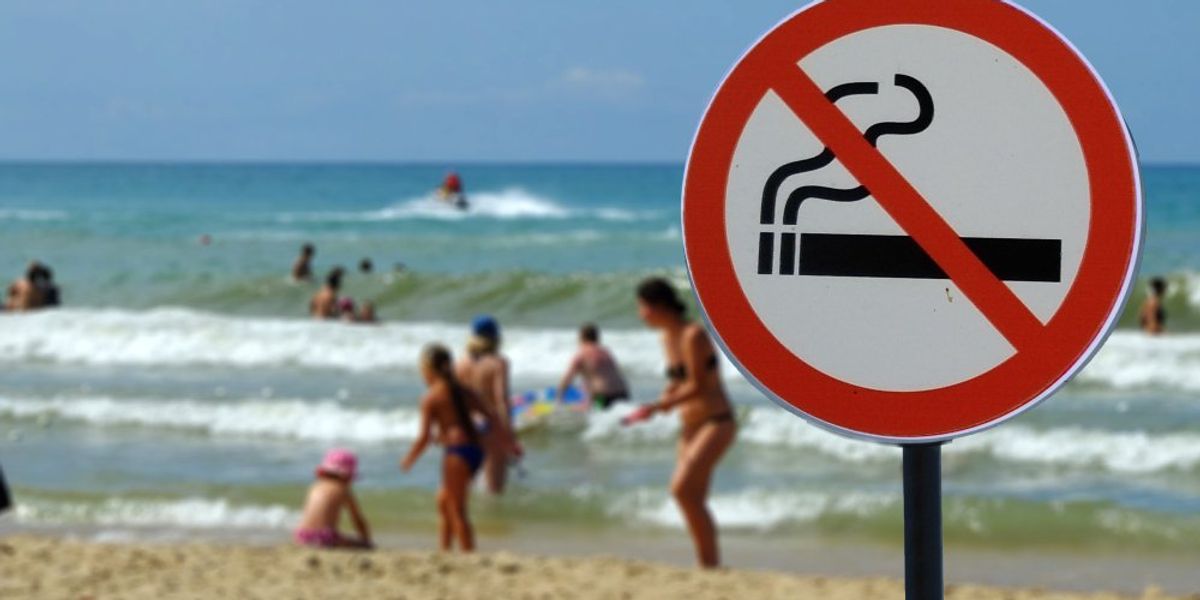 Dohányozni tilos tábla egy tengerparton