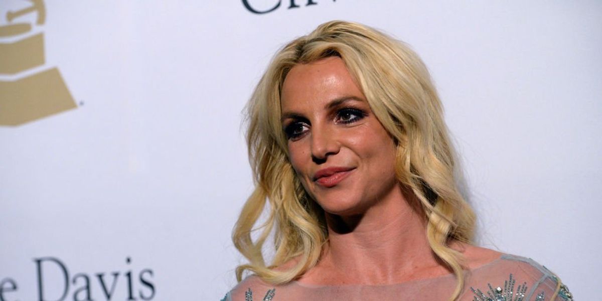 Britney Spears a vörös szőnyegen ezüst ruhában