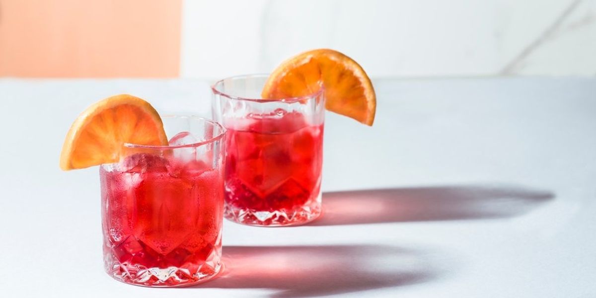 Aperitif Americano koktéllal, Prosecco, keserű, Vermouth, jég és narancs