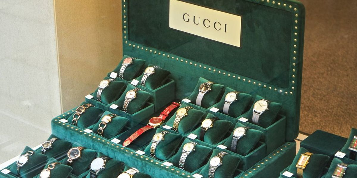 Gucci órák, zöld selyemdobozban 