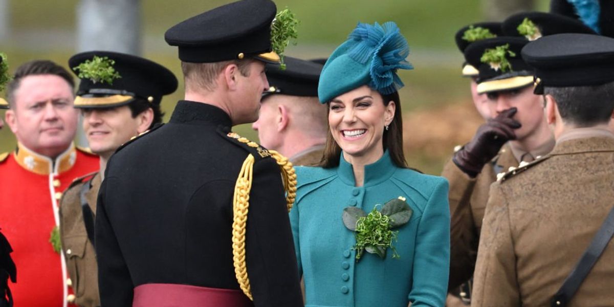 Katalin hercegnő Vilmos herceg mellett áll és nevet kék ruhában