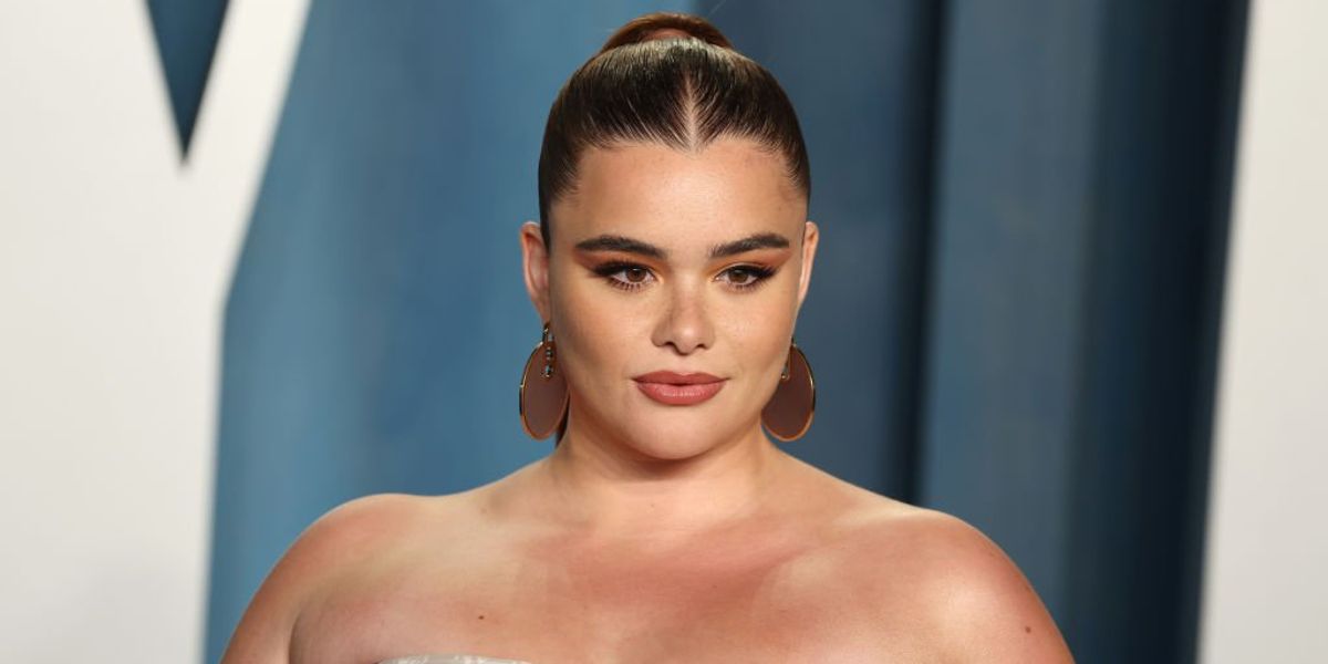 Barbie Ferreira a 2022-es Vanity Fair Oscar-partin 2022. március 27-én a kaliforniai Beverly Hillsben