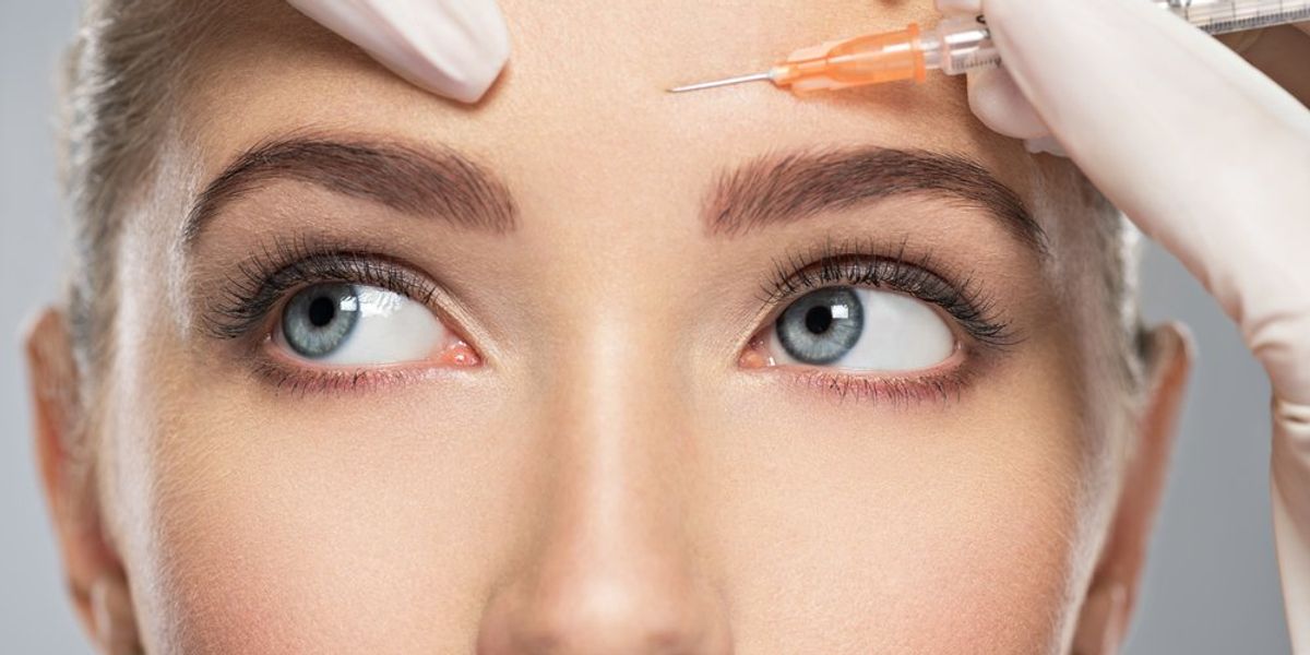 botox injekciót kap egy nő a homlokába
