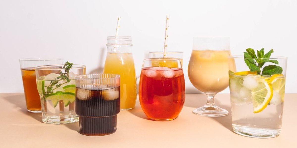 Különböző italok: gyümölcslevek, házi limonádé, jeges kávé, jeges gyümölcstea és turmix