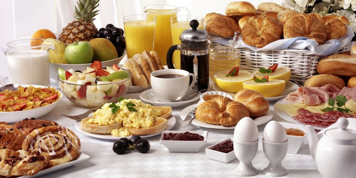 Asztalon megterítve különböző reggelik
