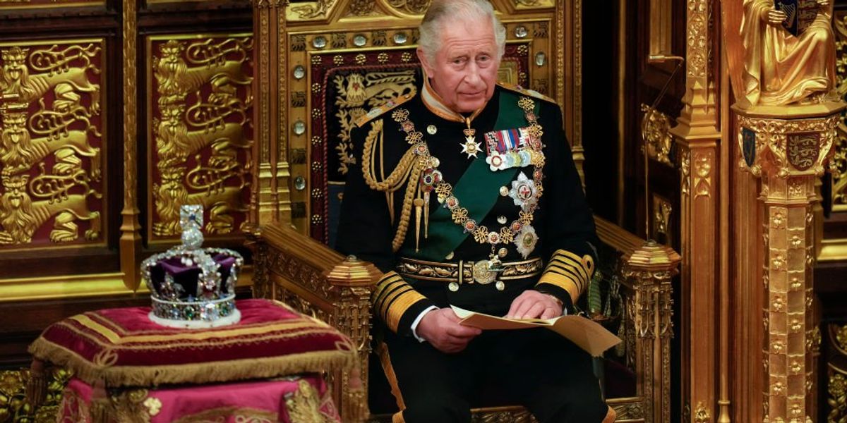Károly király arany trónon ül a korona mellett