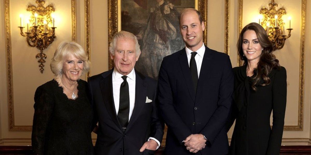 Kamilla királyné, III. Károly király, Vilmos walesi herceg és Katalin walesi hercegné a londoni Buckingham-palotában 2022. szeptember 18-án