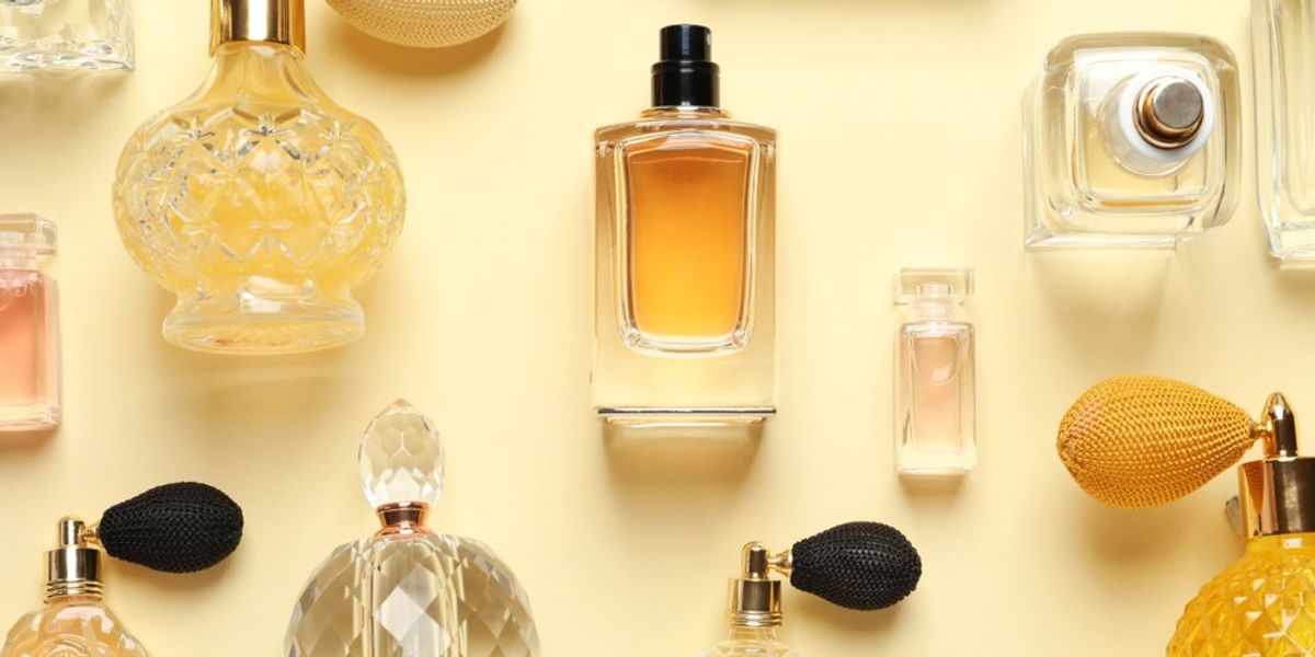 Különböző parfümös üvegek világos háttéren