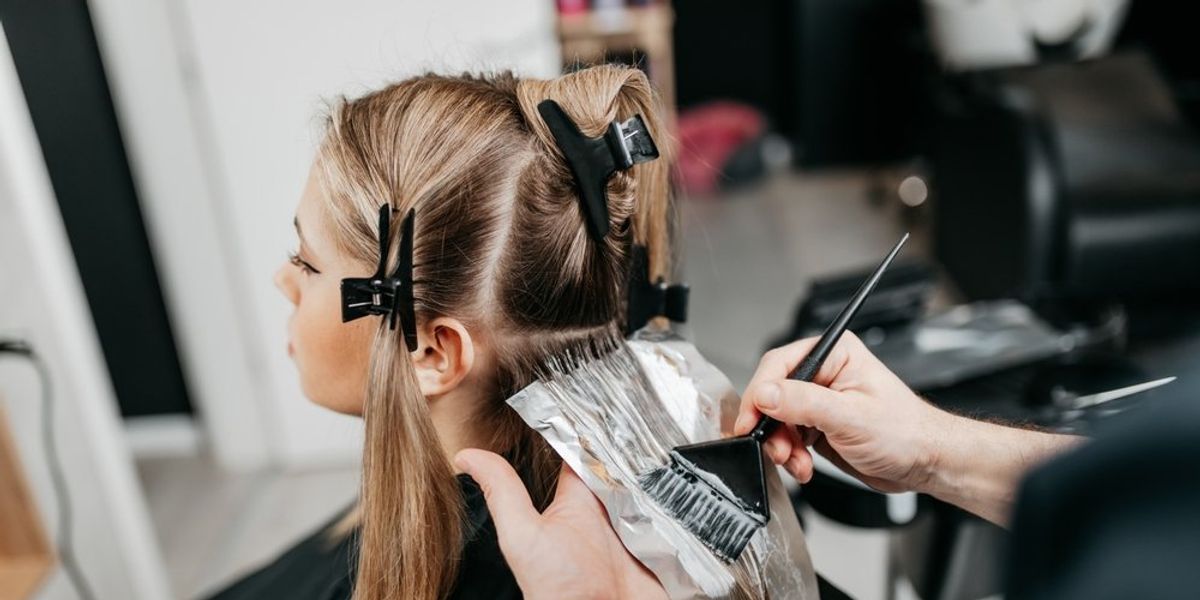Fiatal nő fodrásznál festeti a haját balayage technikával