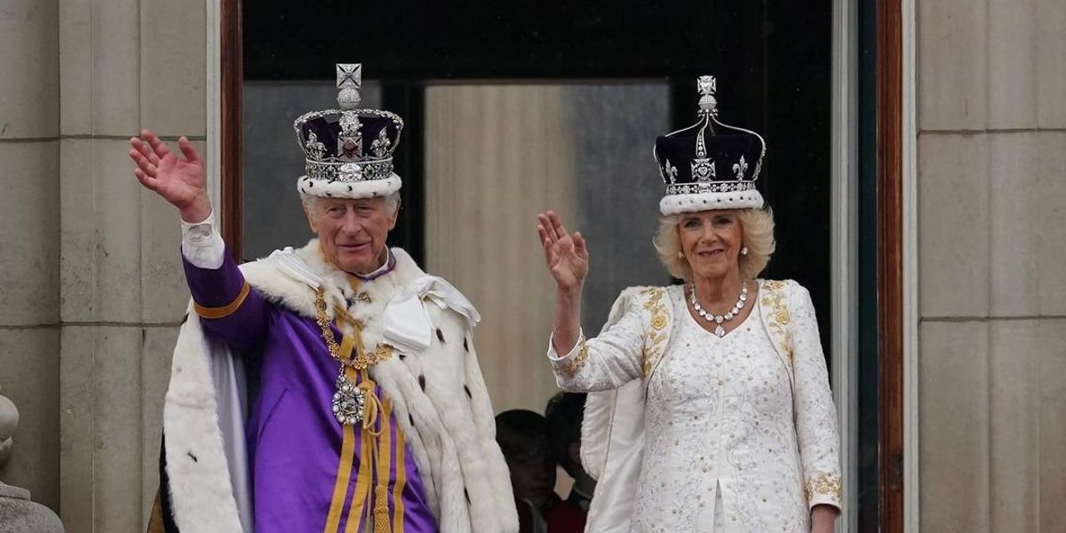 Károly király és Kamilla királyné a koronázás után az erkélyen integet a népnek