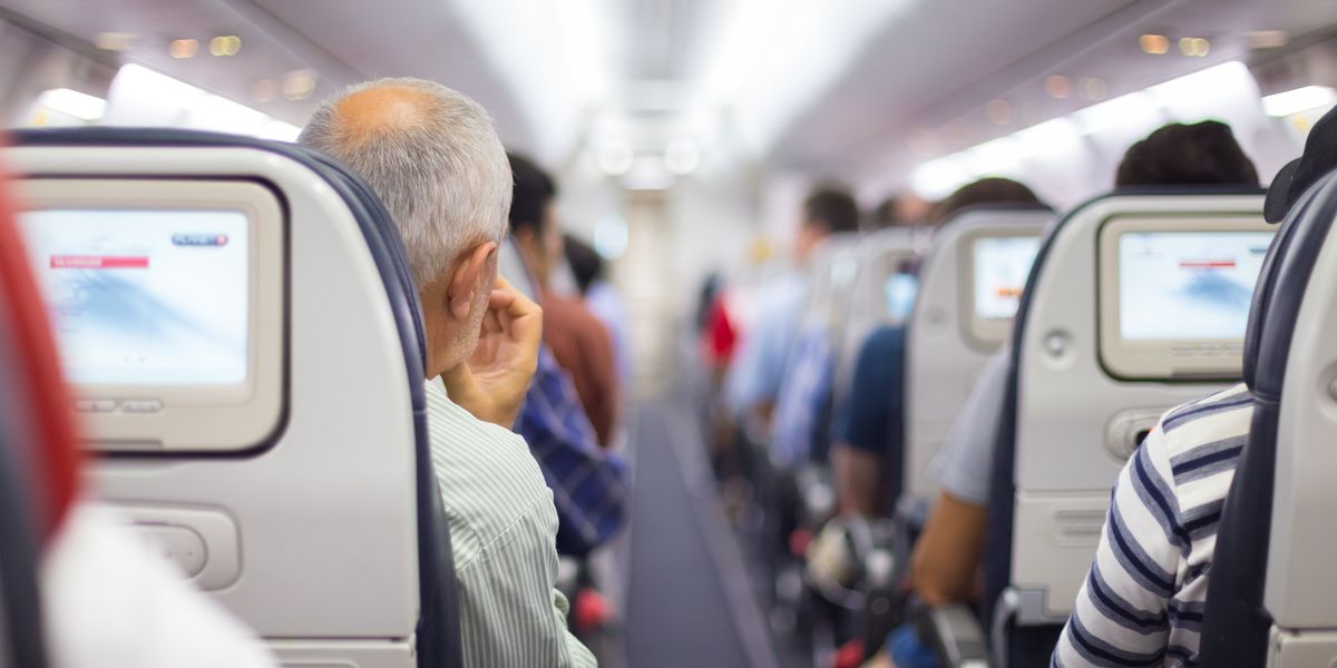 Repülőn utazó emberek