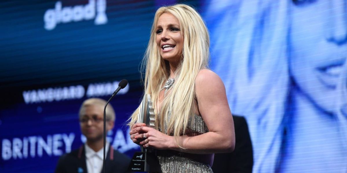 Britney Spears díjat vesz át ezüst ruhában