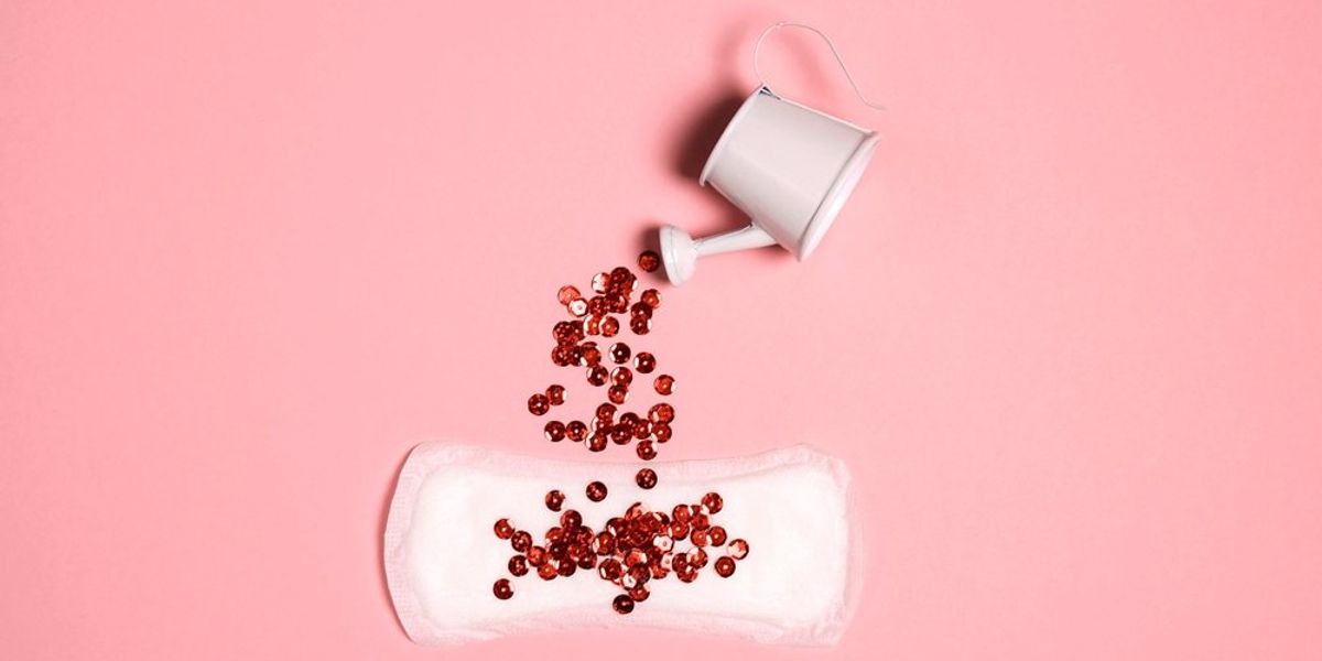 Piros flittereket egészségügyi betétre öntő kis locsolókanna - menstruáció koncepció