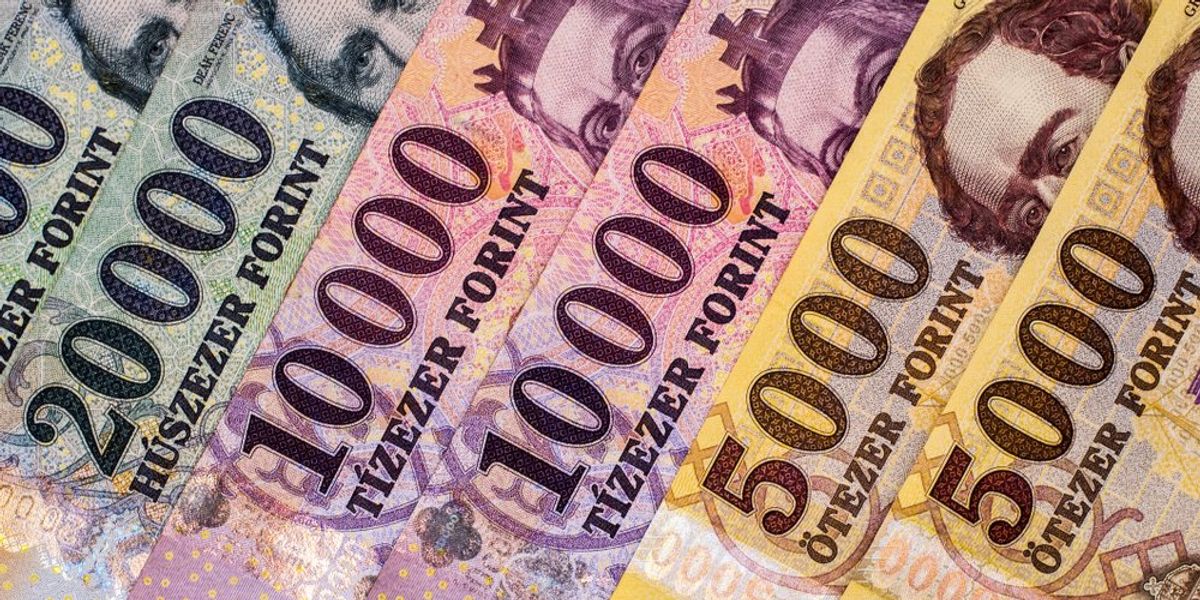 Magyar forint bankjegyek egymás mellet