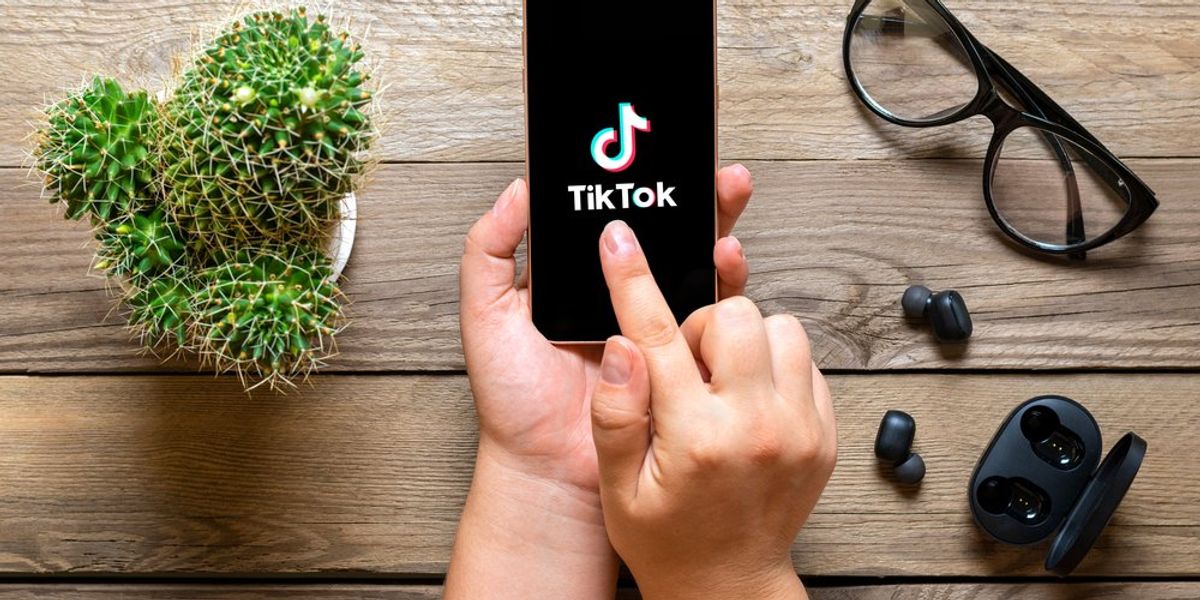 Egy ember TikTokozik.