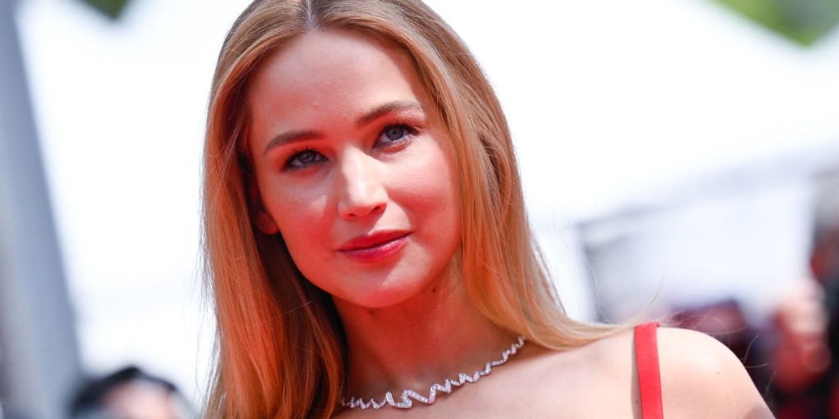 Jennifer Lawrence ezt a vadítóan vörös ruhát viselte Cannes-ban
