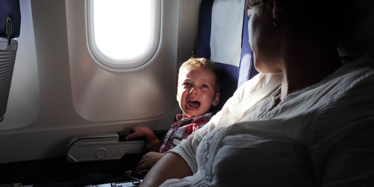 Síró kisfiú a repülőgépen
