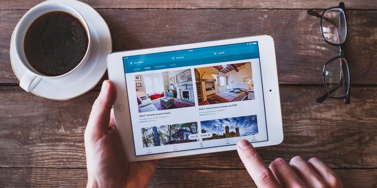 Airbnb szobákat néz Ipaden egy kávé mellett