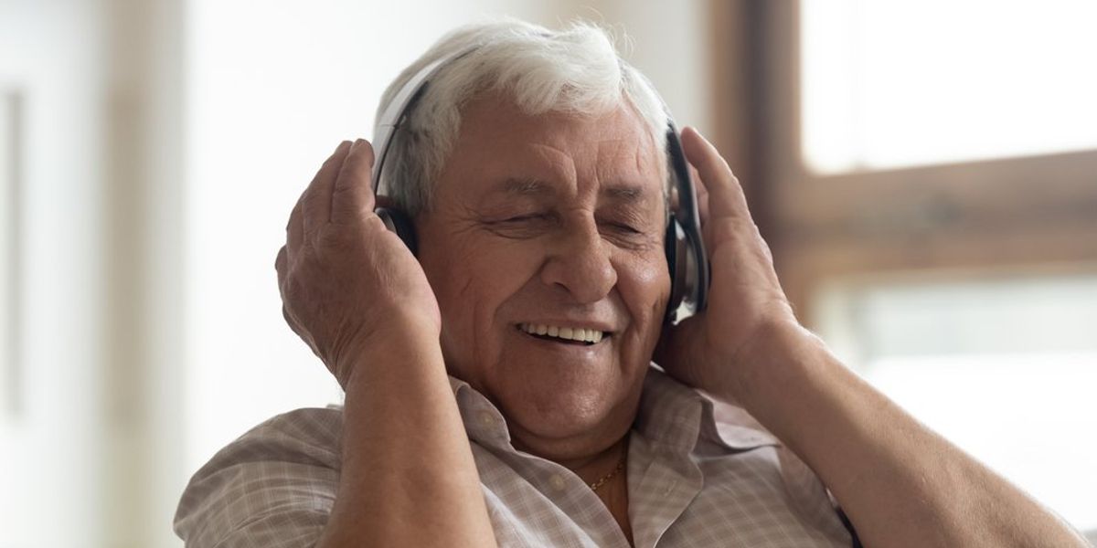 Idős ember zenét hallgat.