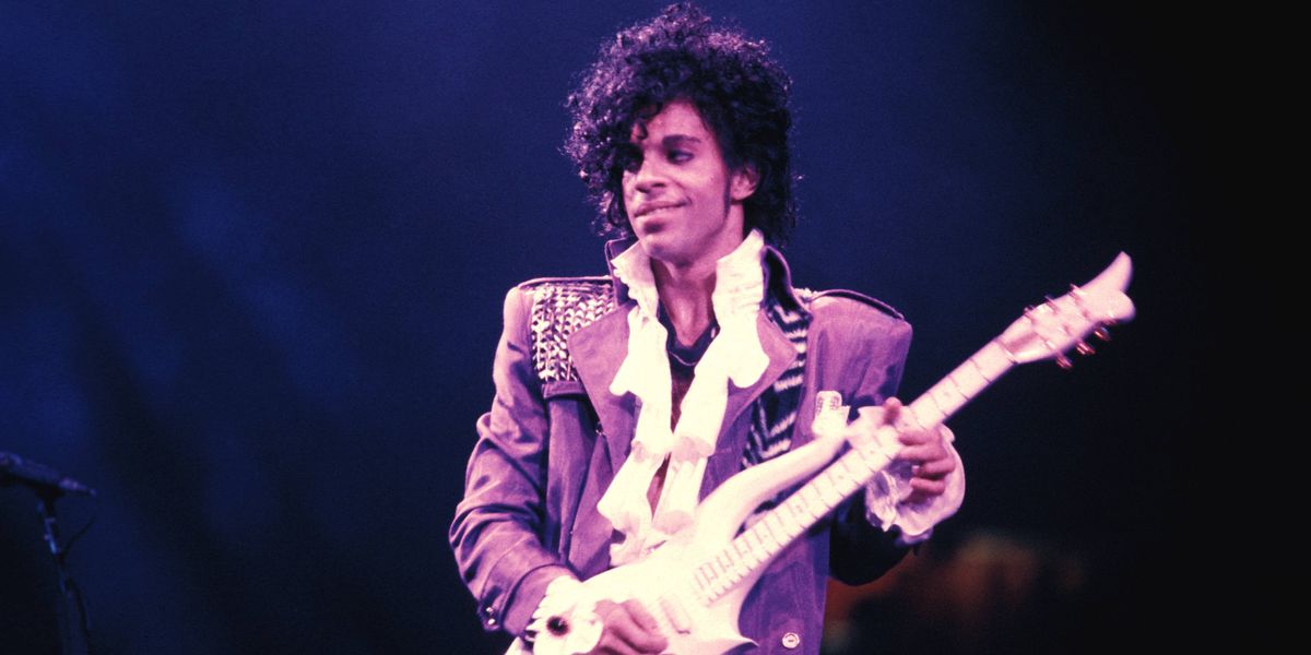 prince gitárral a színpadon