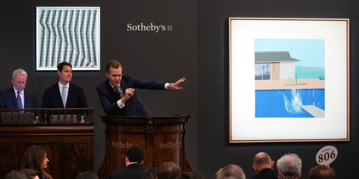 Oliver Barker aukcióvezető David Hockney The Splash című festményét árverezi a Sotheby's aukcióján, 2020. február 11-én, Londonban