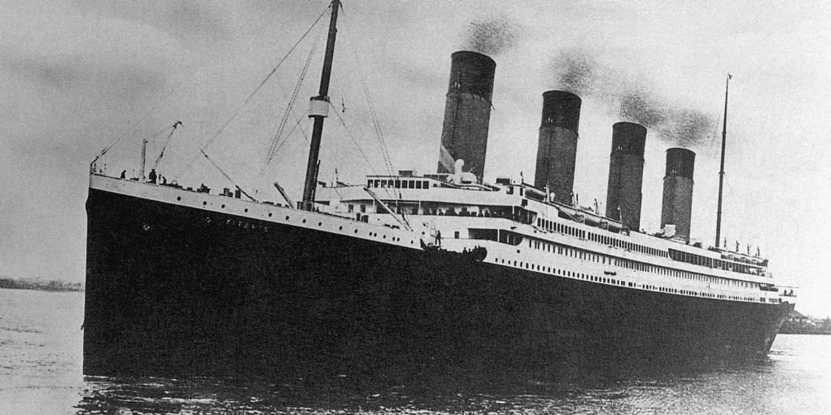 A White Star Line utasszállító hajója, az R.M.S. Titanic elindul szerencsétlenül végződött első útjára