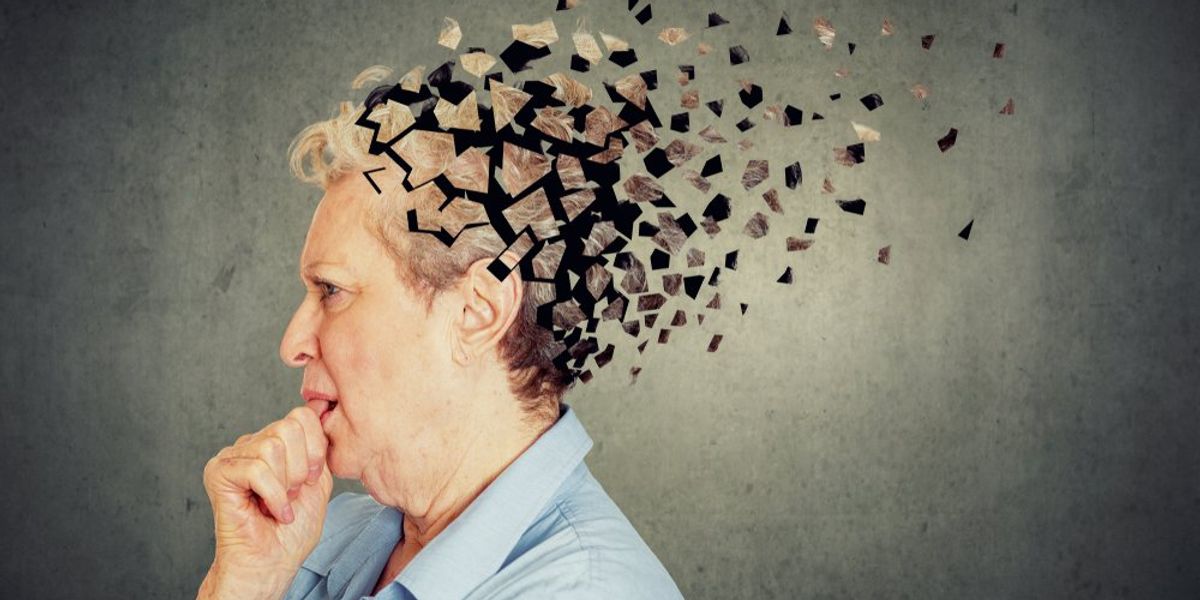 Idősebb nő elveszti a fej egyes részeit - demencia koncepció
