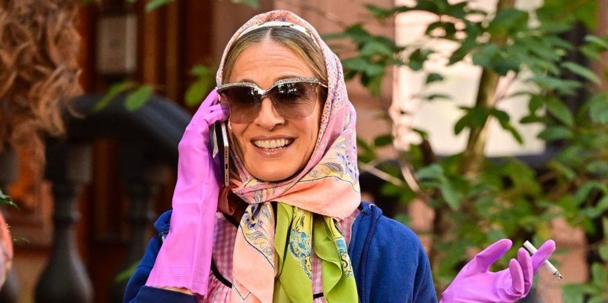 Sarah Jessica Parker az És egyszer csak.. című sorozat egyik jelenetében New Yorkban 2021. október 20-án