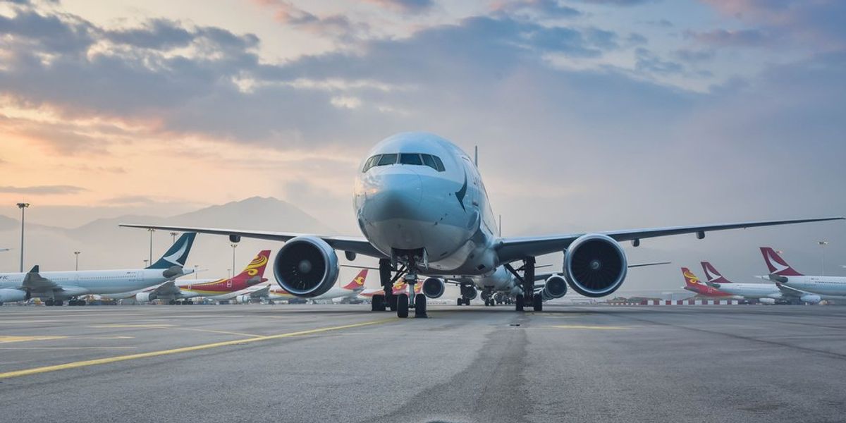 A koronavírus miatt a repülőgépflotta leállt és sorban áll a hongkongi nemzetközi repülőtéren 2020. február 12-én