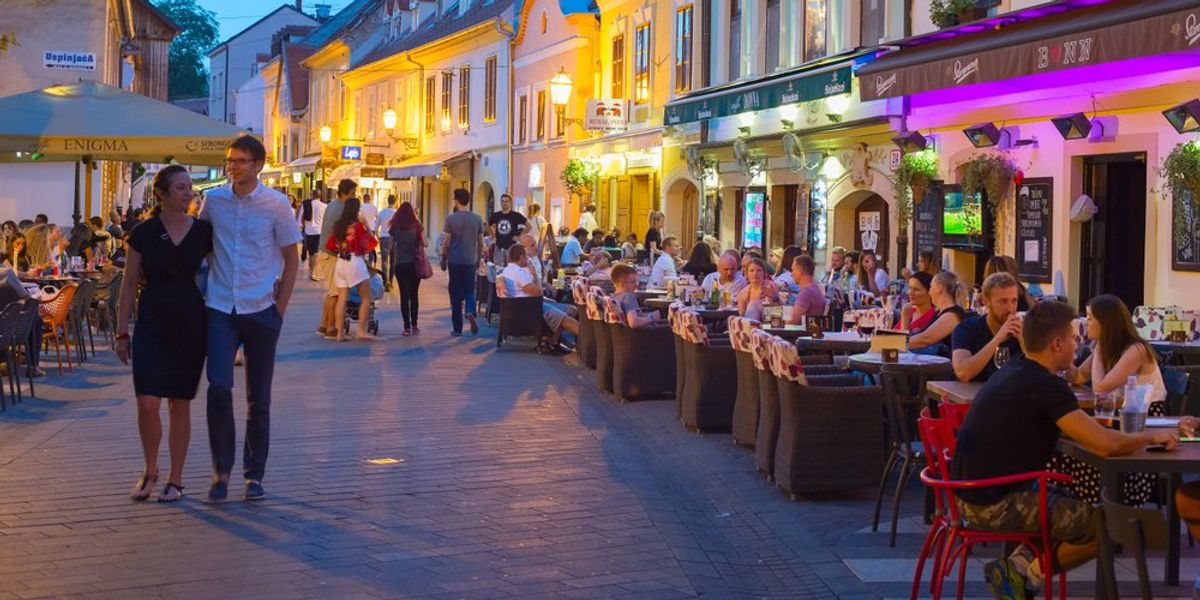Helyiek és turisták vacsoráznak az Ivana Racica utcai éttermekben a horvátországi Zágrábban