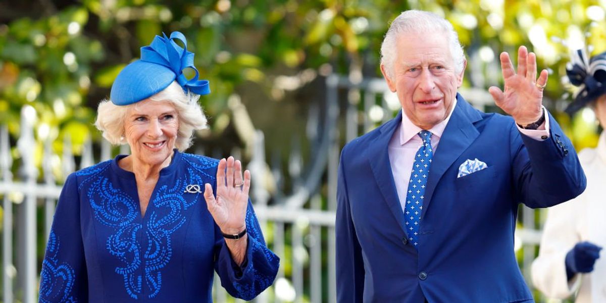 Kamilla királyné és Károly király kék ruhában integetnek