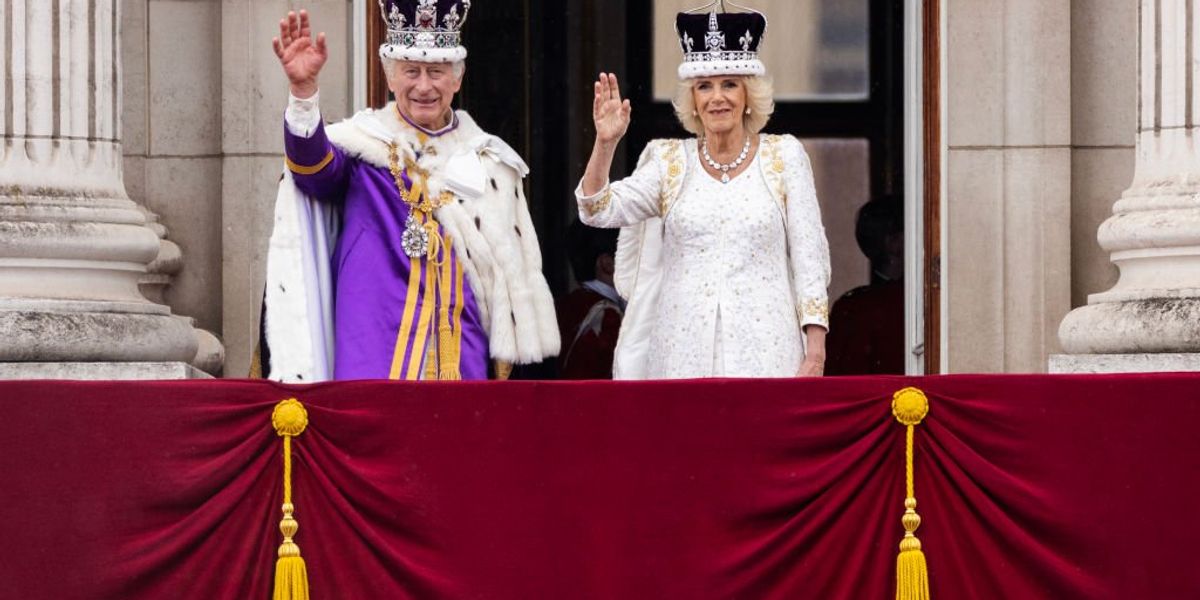 III. Károly király és Kamilla királyné integet a londoni Buckingham-palota erkélyéről a koronázási ceremónia után, 2023. május 6-án 