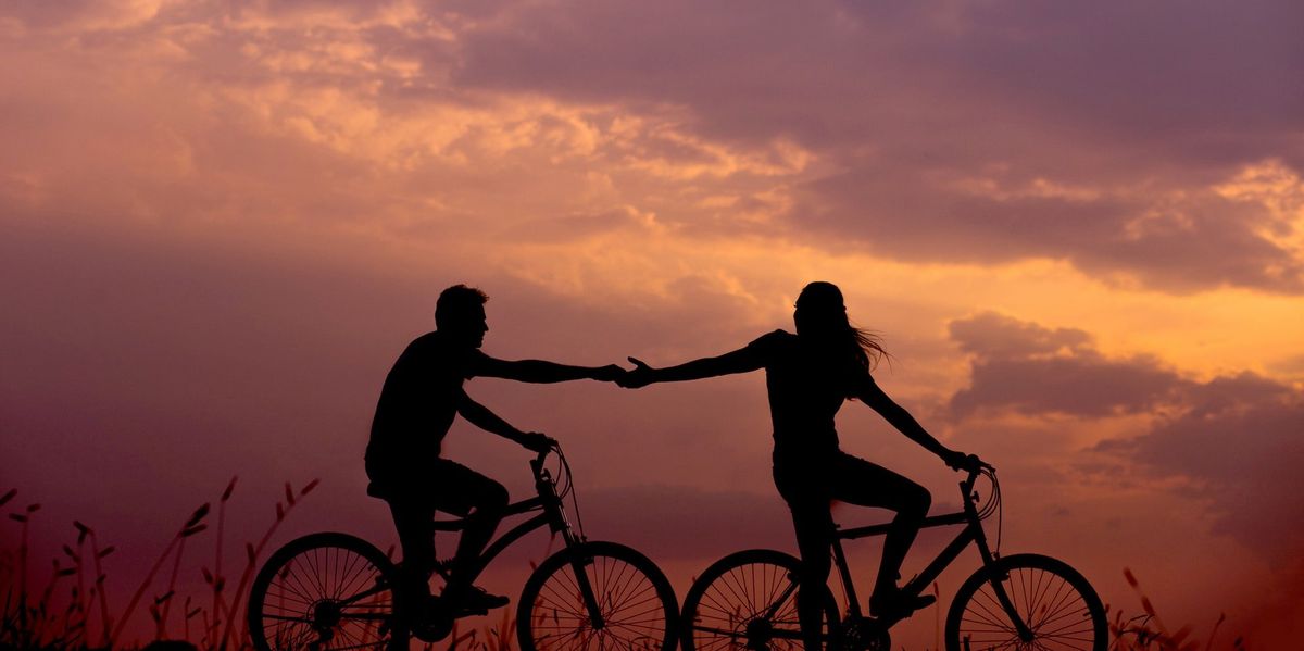 Bicikliző pár a naplementében
