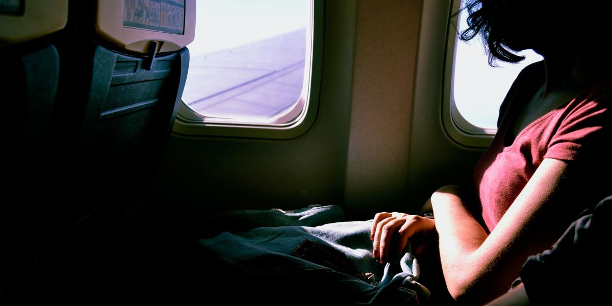 egy nő ül a repülőn