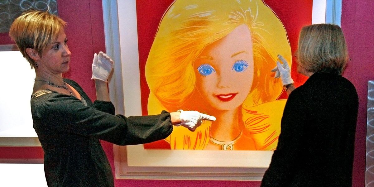 Christy O'Grady és Joan Skroko egyeztetnek Andy Warhol Barbie képe kapcsán a Children's Museumban Indianapolisban 2009-ben