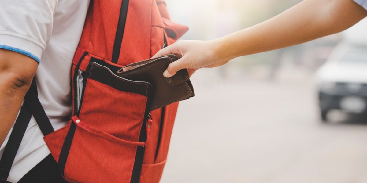 Turista hátizsákjából pénztárcát lopó zsebtolvaj